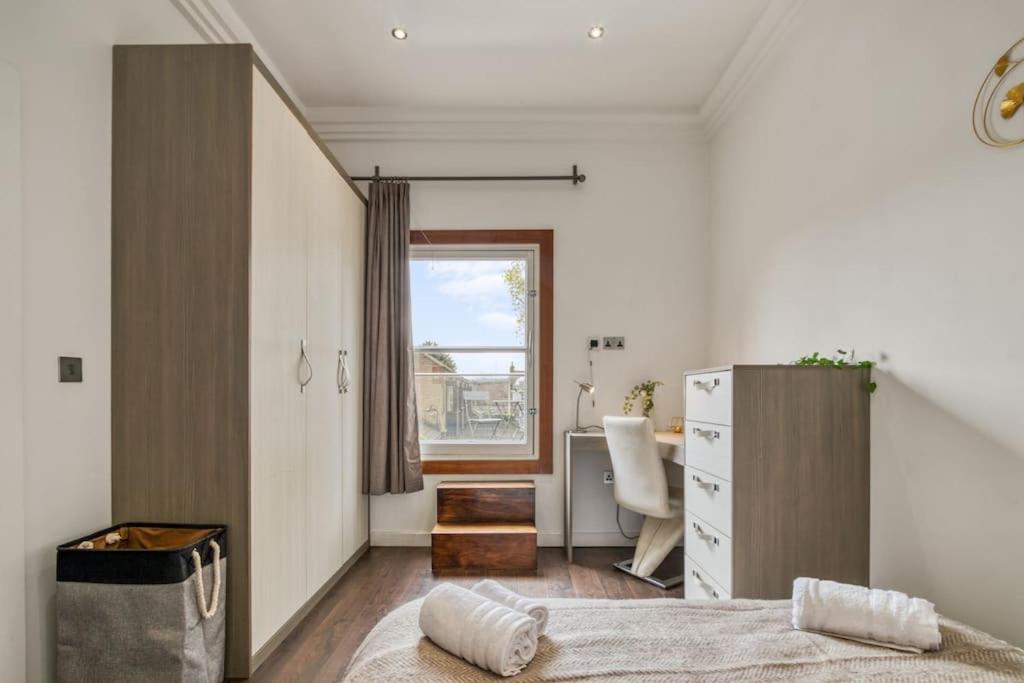 Apartament 4 Bedroom House In Chiswick- Elegance & Serenity