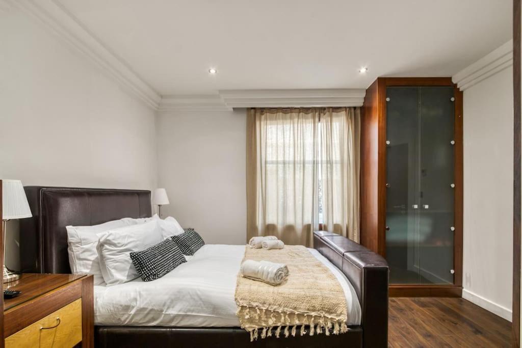 Apartament 4 Bedroom House In Chiswick- Elegance & Serenity