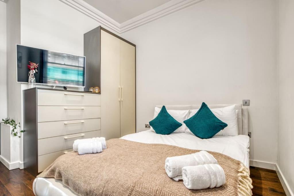 4 Bedroom House In Chiswick- Elegance & Serenity * Londra