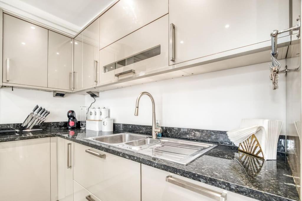 4 Bedroom House In Chiswick- Elegance & Serenity Apartament Londra